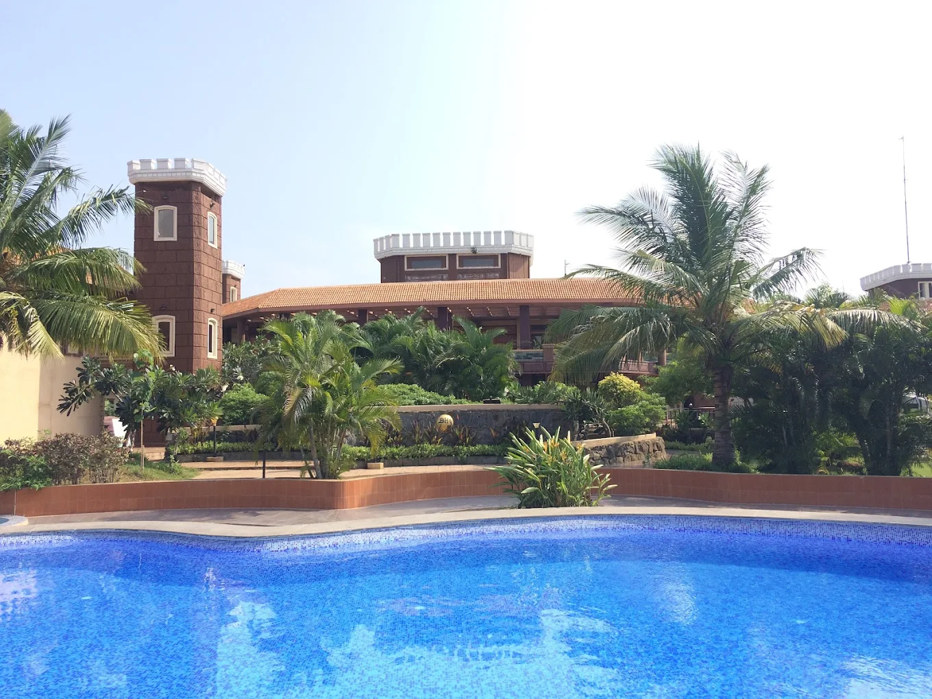 Hudson Hotels Sriperumbudur – Hotel building exterior view showcasing modern architecture