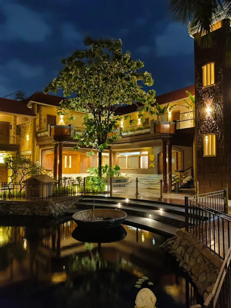 Hudson Hotels Sriperumbudur – Hotel building illuminated at night with beautiful lighting