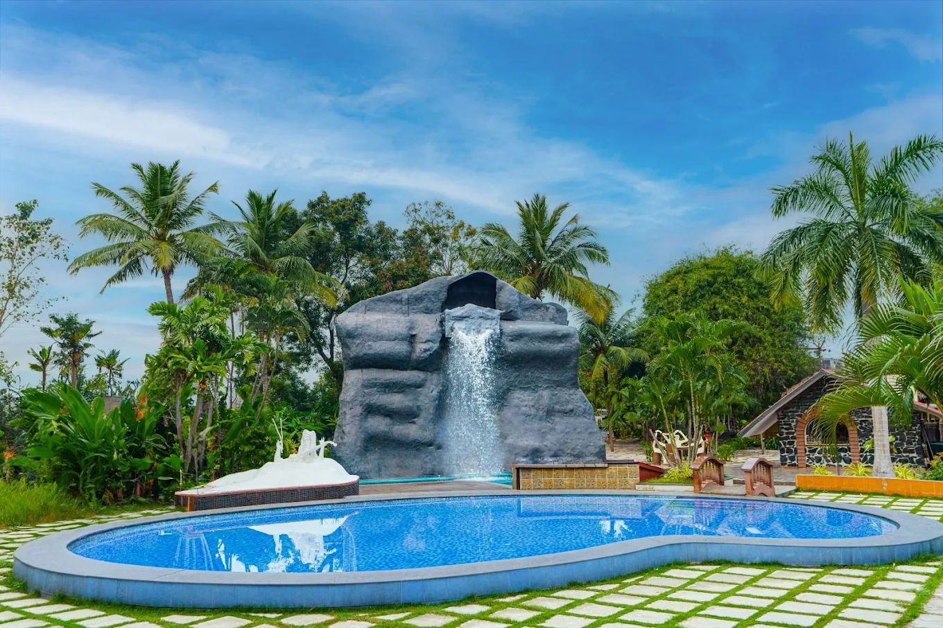 Hudson Hotels Sriperumbudur – Pool fountain feature