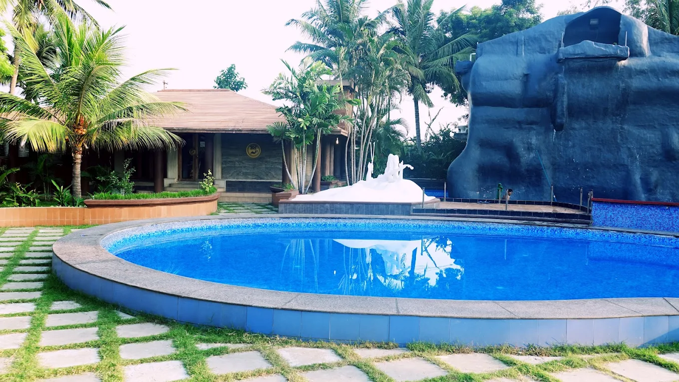 Hudson Hotels Sriperumbudur – Pool area water fountain