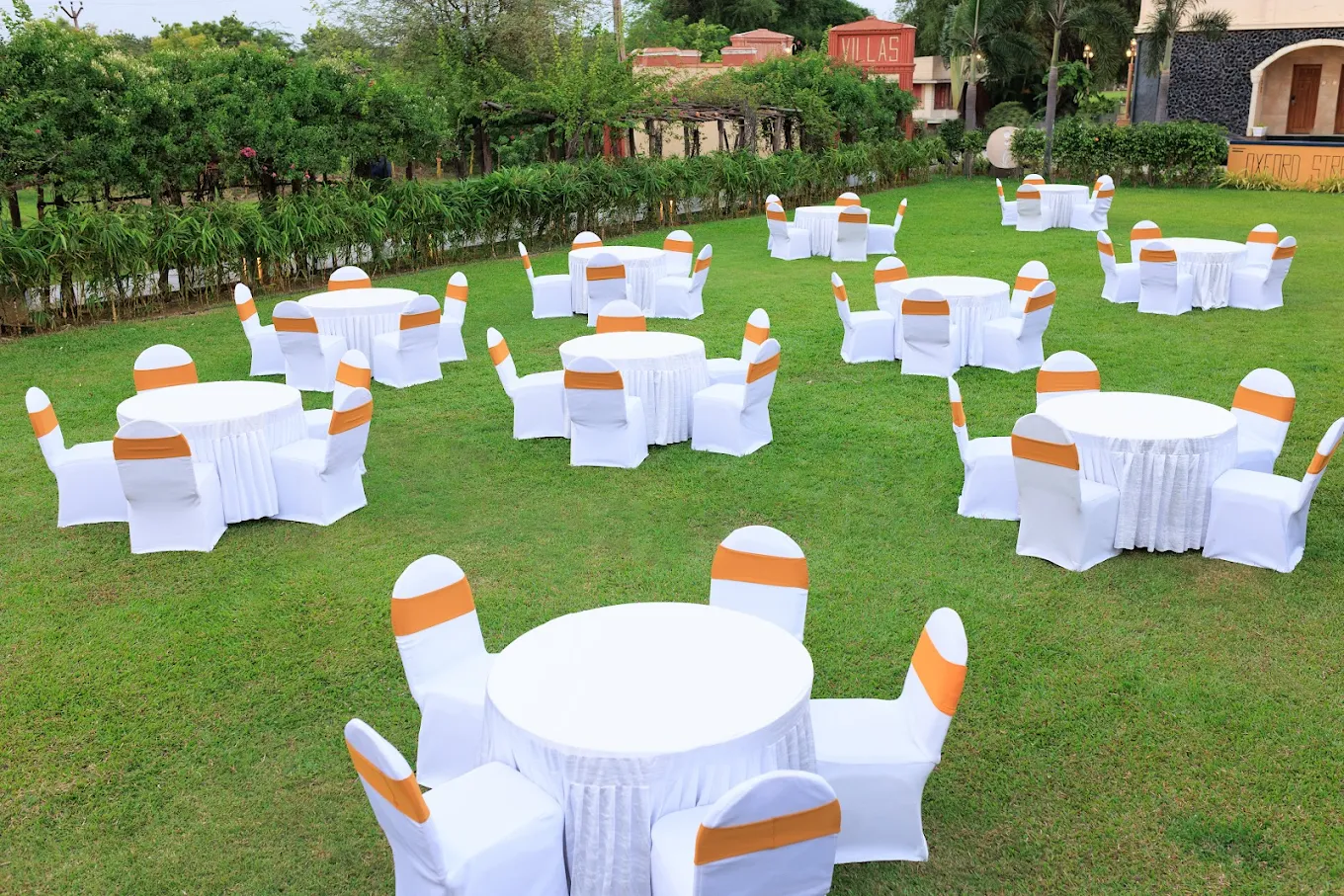 Hudson Hotels Sriperumbudur – Outdoor restaurant seating area