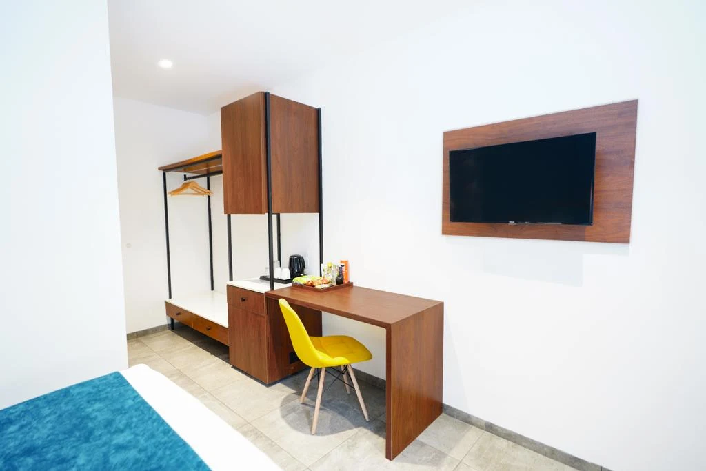 Hudson Hotels Sriperumbudur – Hotel room with entertainment TV unit