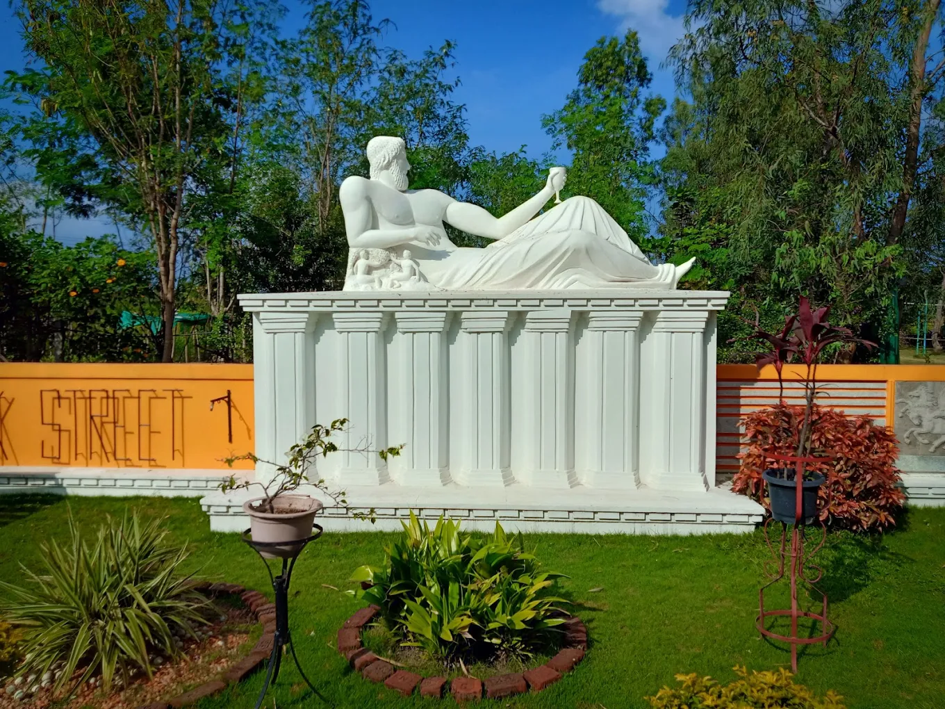 Hudson Hotels Sriperumbudur – Decorative statue artwork